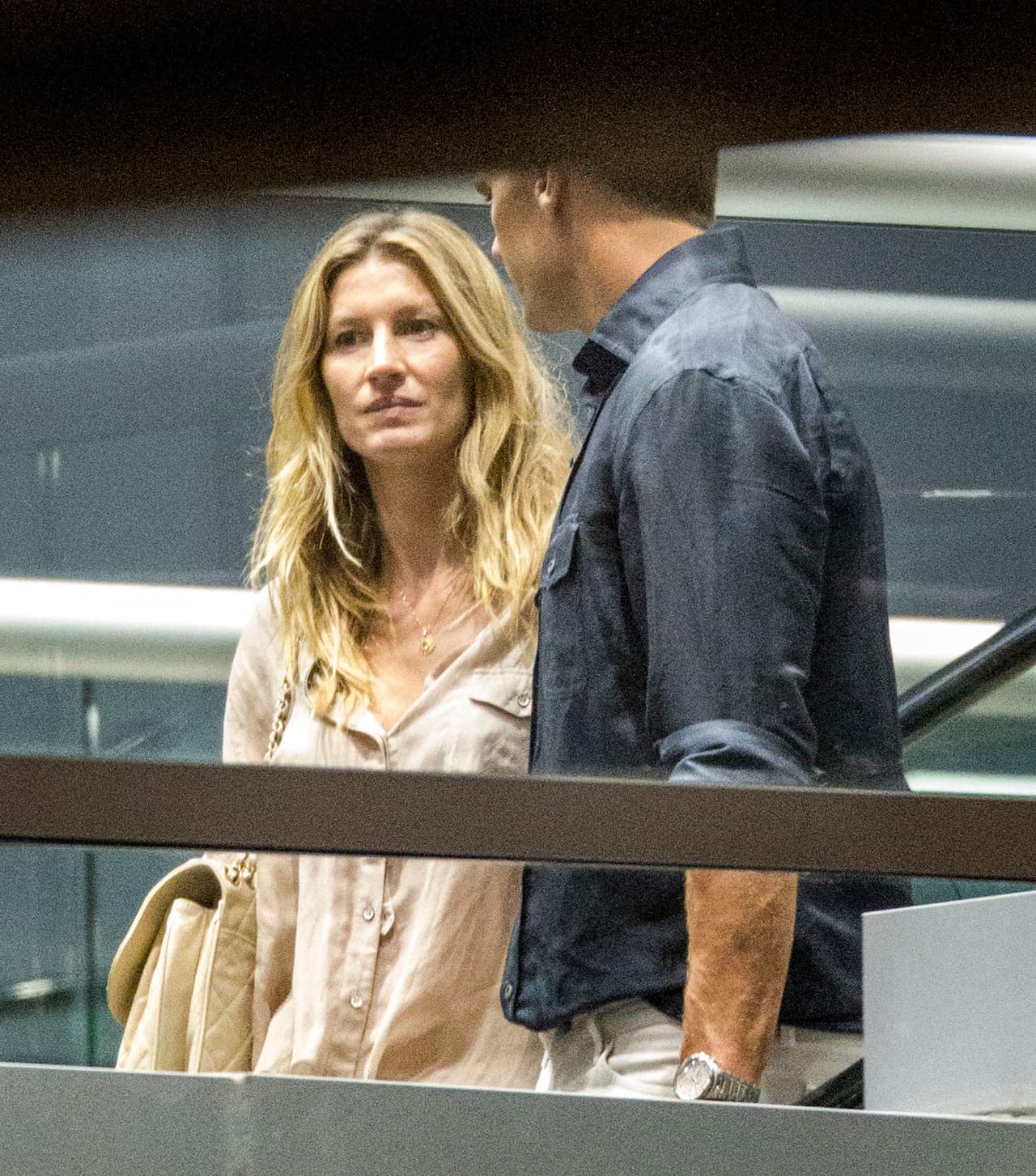 Ella no se ve muy contenta que digamos...