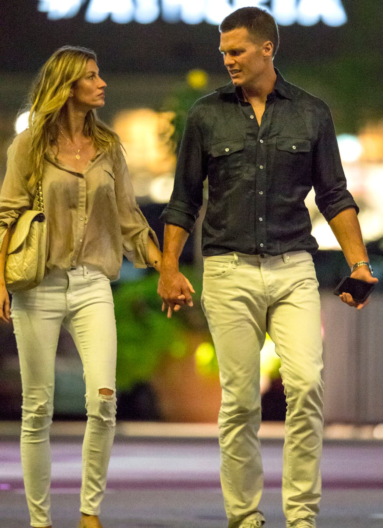 Mientras tanto, aquí paseaban de manita sudada.