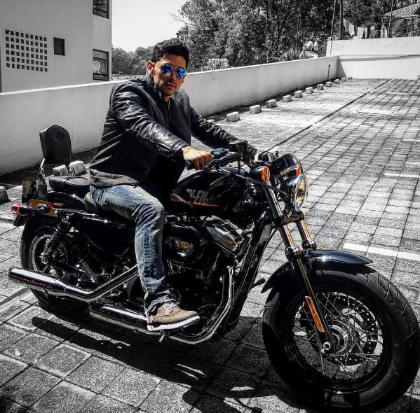 Le gusta la adrenalina, por eso es que tiene esa motocicleta en donde le gusta sentir el aire en el rostro.