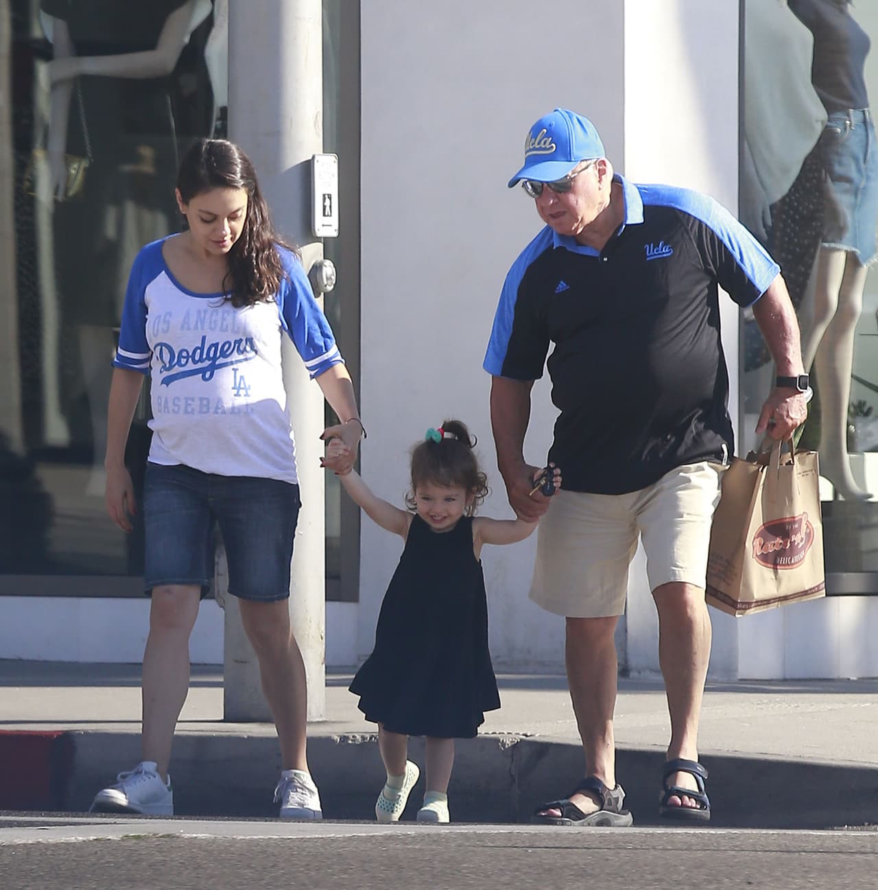 La estrella de cine luce su encantadora barriga de embarazo en ropa muy cómoda.