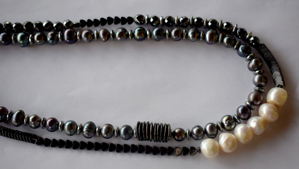 Así que si eres propenso a distraerte mucho, no te puedes concentrar, tienes problemas de atención, incluso de ansiedad, puedes portar una contigo. Incluso si sientes que estás muy disperso y te la pasas en un mundo de fantasía, con una gran imaginación que te evita poner los pies sobre la tierra, te ayudará a centrarte en tu presente y atender lo que pasa al 100%.