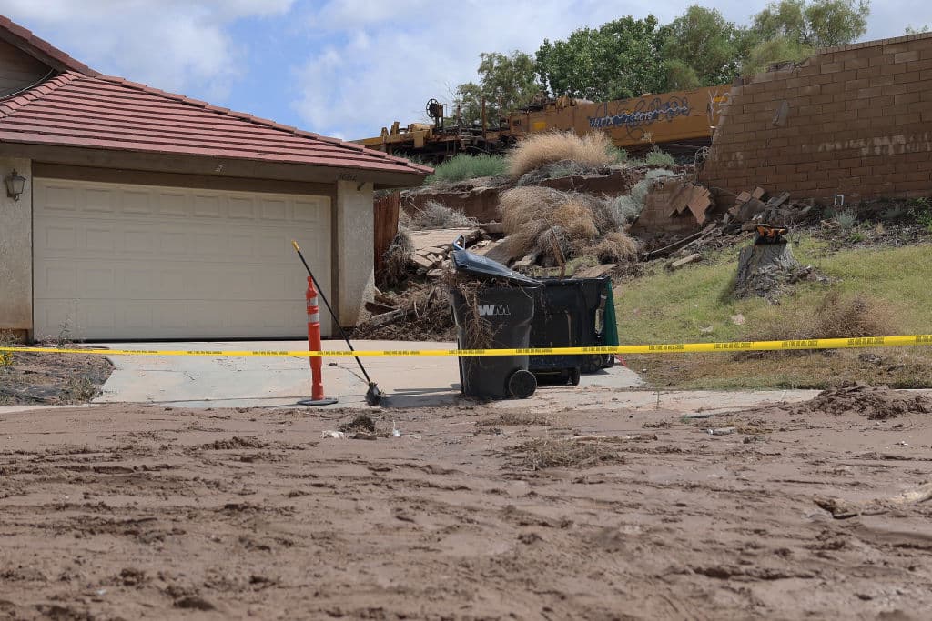 Un muro de contención no resistió la corriente de agua, lodo y desperdicios.