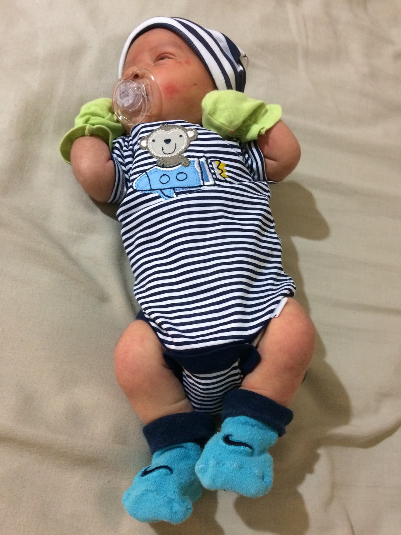 Una de las cosas que más disfrutan los padres de Sebastián es hacerlo lucir bien, en su closet se pueden encontrar muchas cositas que sirven a este fin.
<br>