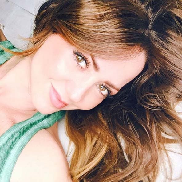 Asegúrate de lavar la piel de tu cara todos los días, lo más recomendable es que lo hagas antes de irte a dormir para eliminar completamente el maquillaje y el polvo del medio ambiente.