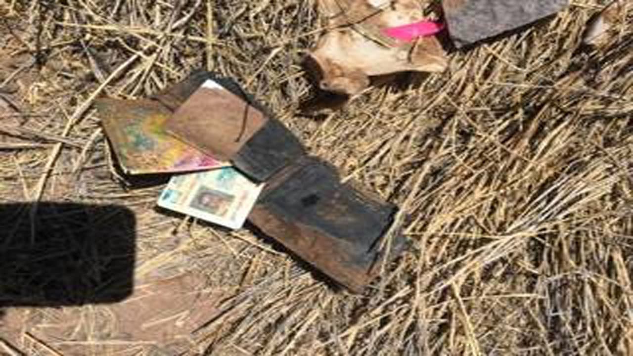 Al lado de uno de los cuerpos encontraron documentos y una identificación.