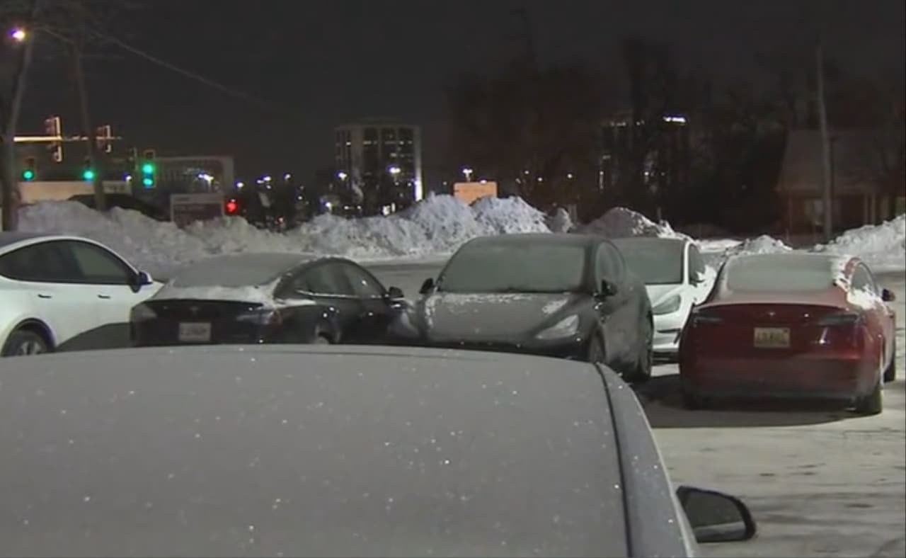 Algunos coches tuvieron que ser remolcados y otros más se quedaron estacionados en las estaciones de carga de Tesla. Isabel Sandoval recomienda que si estás planeando comprar un Tesla, no lo hagas.