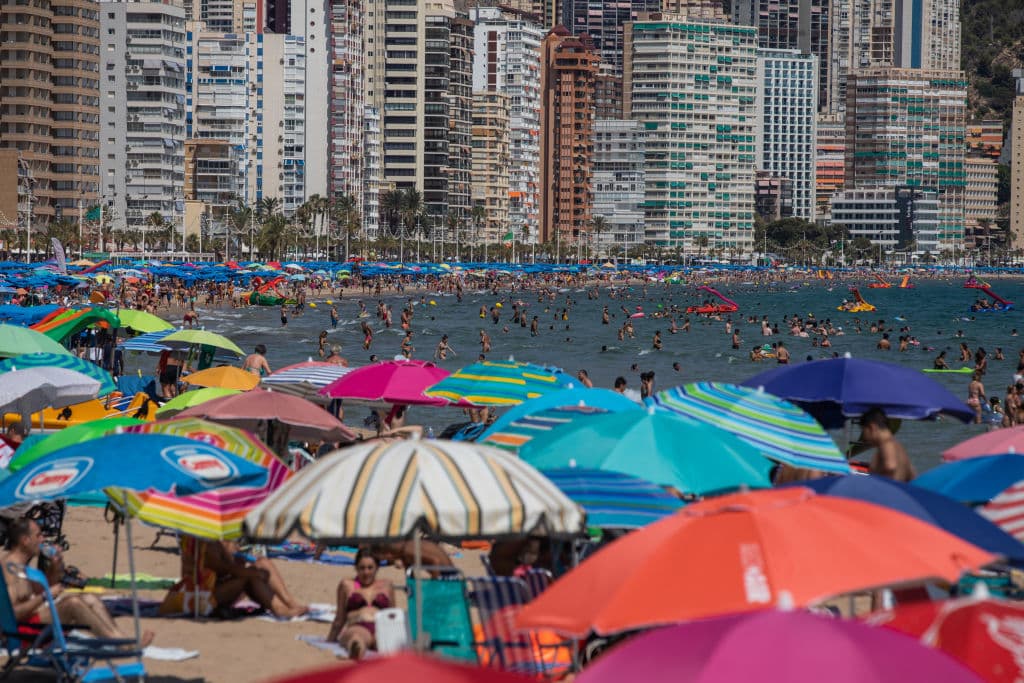 Imagen de la ciudad balneario española de Benidorm, en el mar Mediterráneo, atestada de personas en sus playas este sábado.
