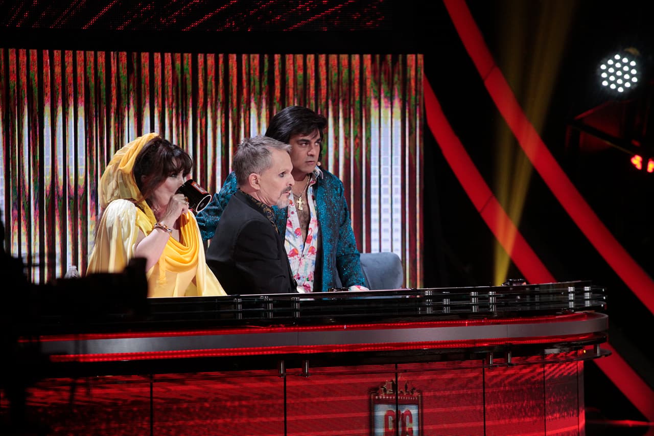 Los jueces, nerviosos y atentos, prestaron atención a las dos parejas restantes.