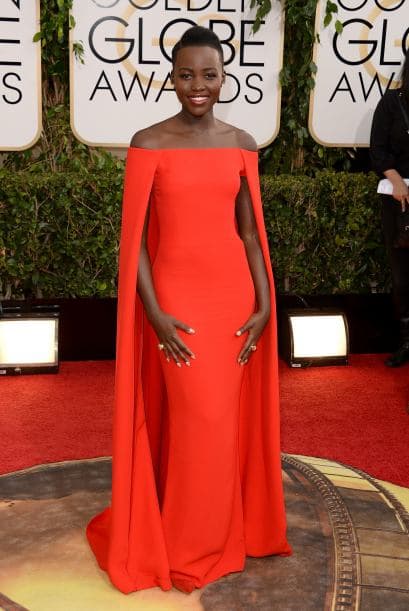 Lupita Nyong'o nos impresionó con este vestido con capa roja de Ralph Lauren.