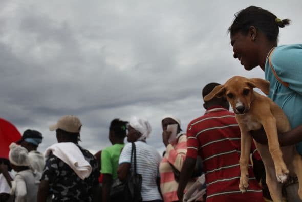 En Puerto Príncipe, donde llovía sin parar desde el jueves, un campo de refugiados situado cerca del palacio presidencial en ruinas estaba inundado, constató la AFP.