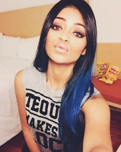 También lo ha usado mós oscuro y con extensiones violeta.