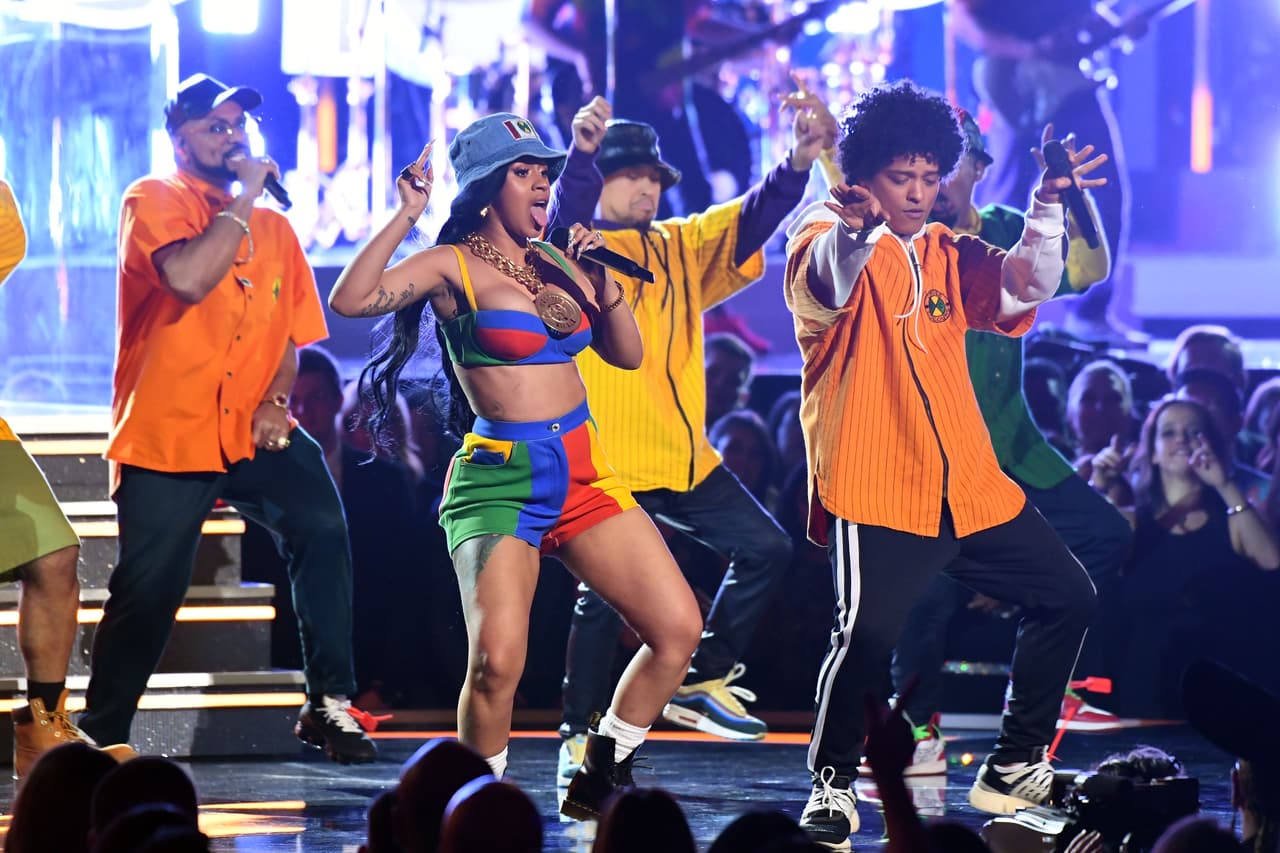 La estadounidense continuó expresando: “No estoy lista para dejar a mi bebé ya que los doctores me explicaron que no es saludable para ella estar en carretera. Espero que entiendan que esta decisión ha sido la más difícil de tomar, pero lo tengo que hacer por mi bien y por la bebé. Gracias Bruno por tu apoyo y por ser tan comprensivo”, enfatizó Cardi.
<br>