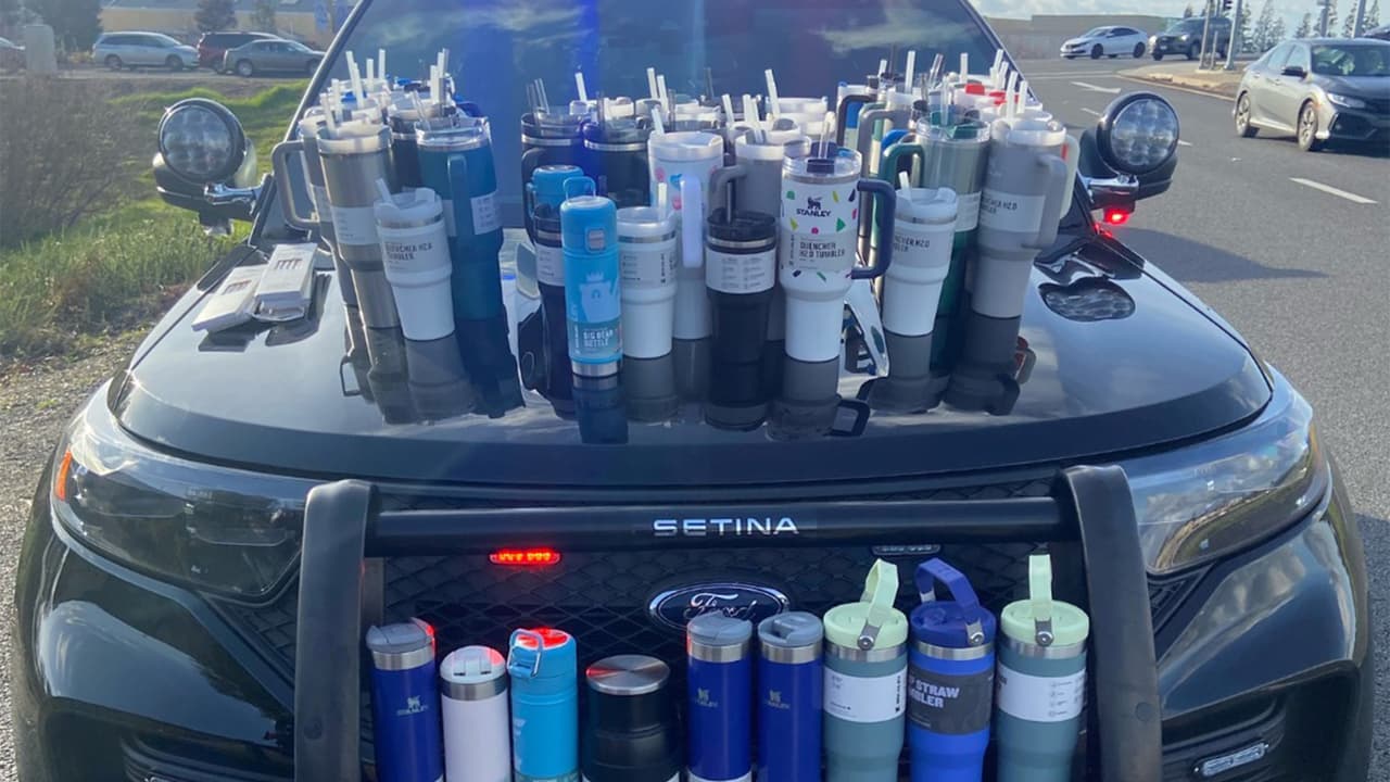 Mujer es arrestada por robar Stanley cups con valor de más de $2,500 en California