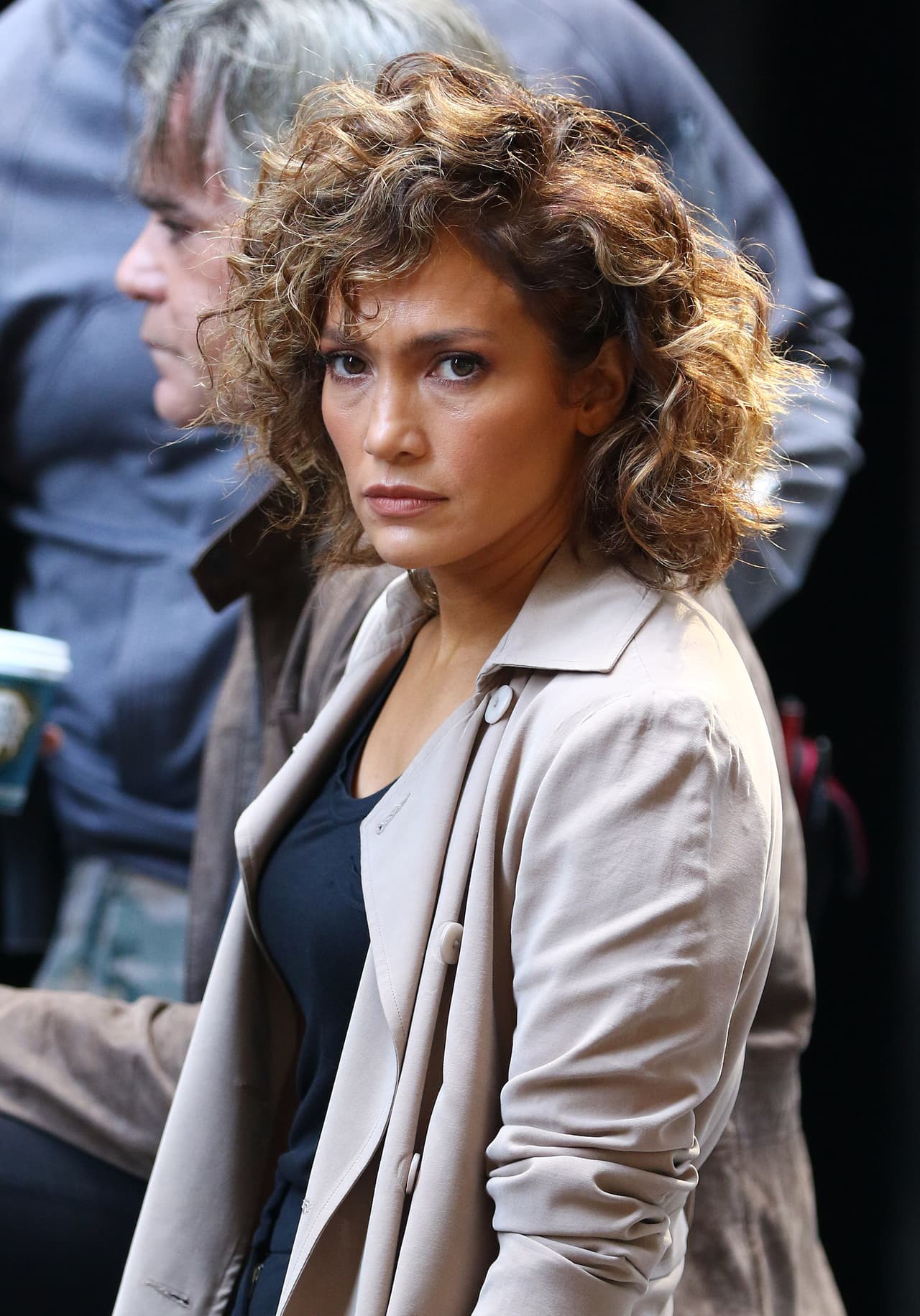 JLo esperando en el set de 'Shades of Blue'.