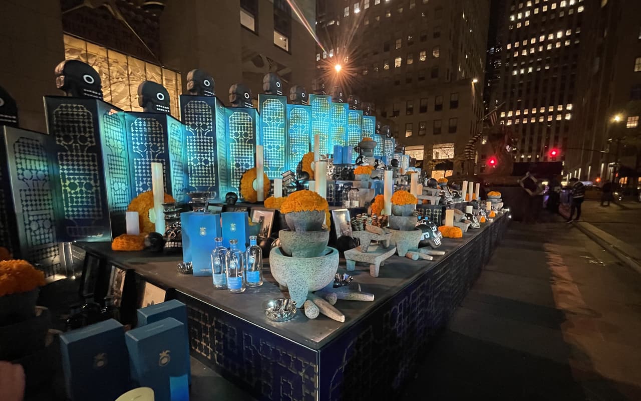 Celebran Día de Muertos con instalación de un mega altar en Rockefeller Center