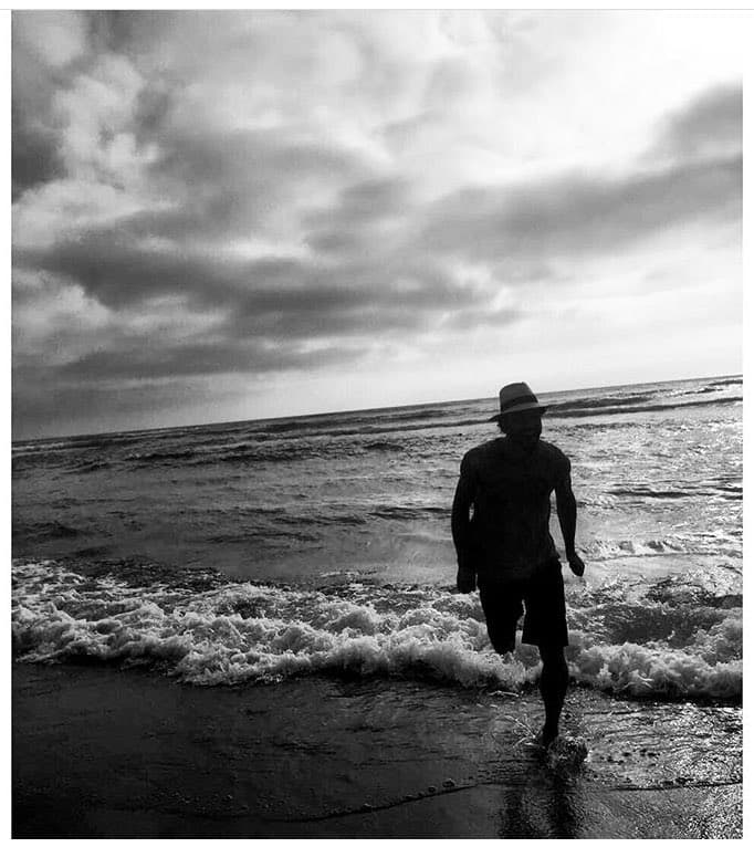 En esta primera fotografía se ve la silueta del actor jugando entre las olas, lleno de vida y feliz por compartir este momento con las mujeres de su vida.