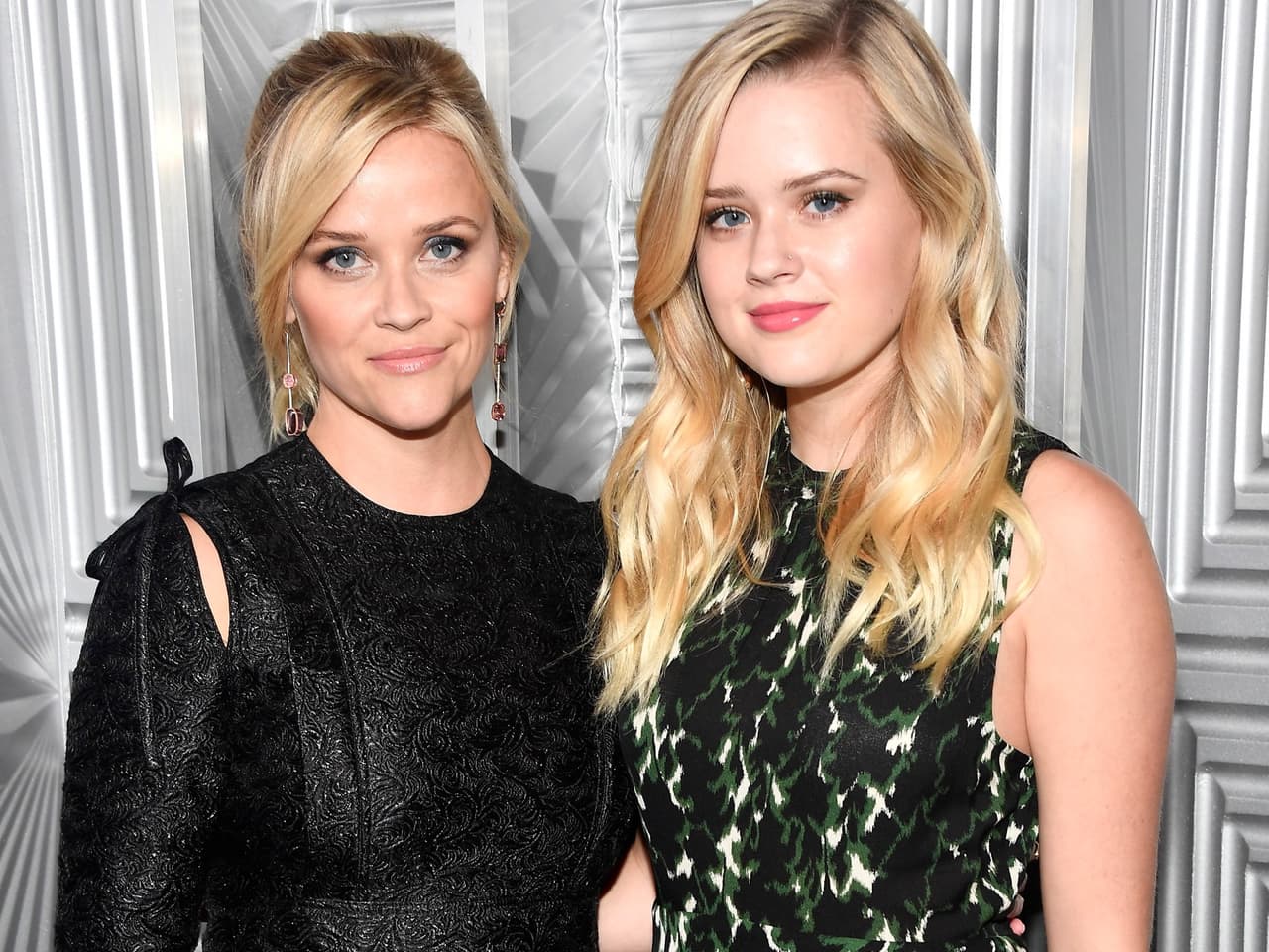 Reese Witherspoon asiste a los premios 'Woman in Hollywood' de la revista Elle en Los Ángeles junto a su hija de 18 años Ava Phillipe.