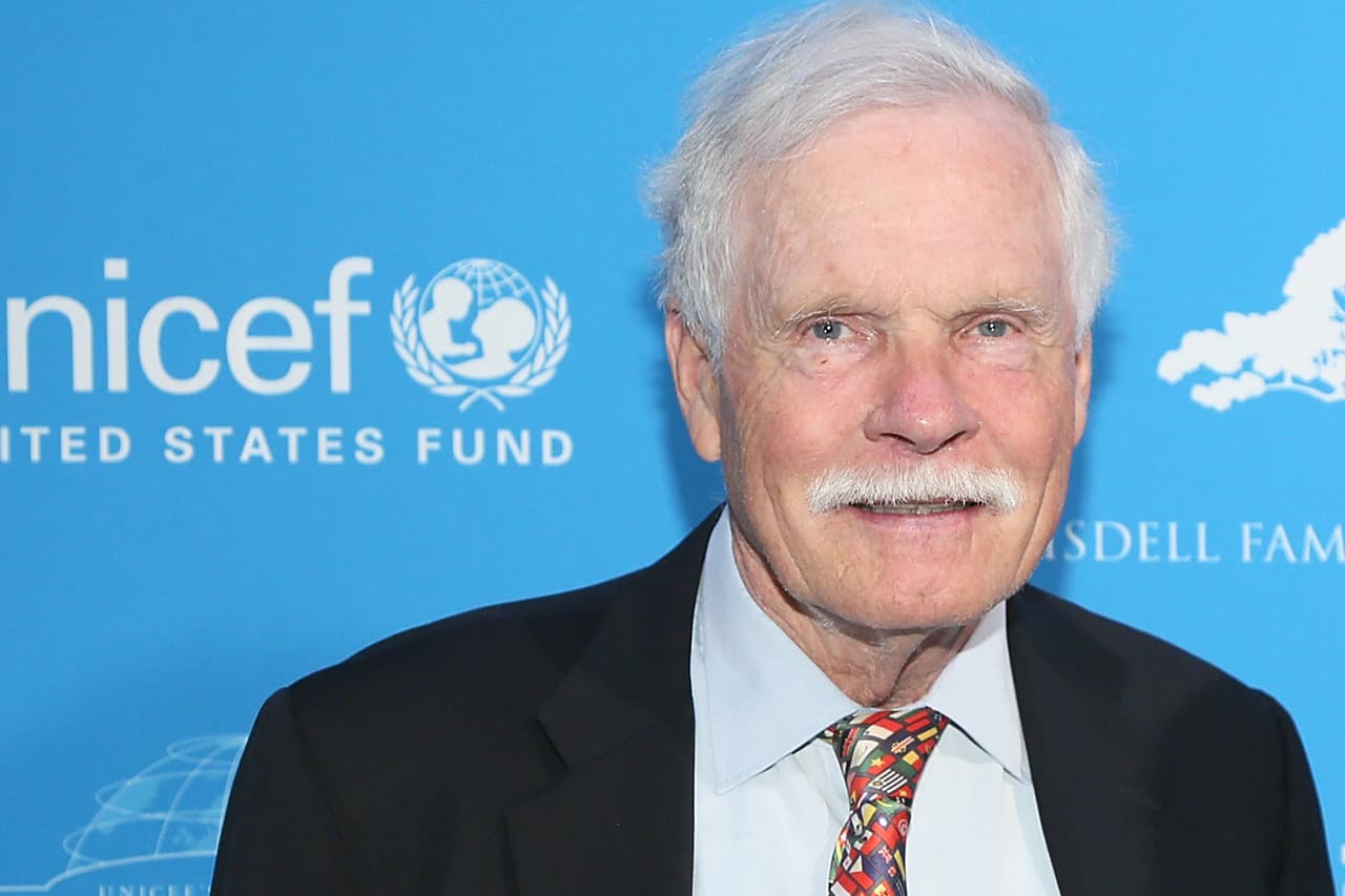 <b>Puesto 6. Ted Turner</b>
<br>
<br>Donaciones de por vida: 1,300 millones de dólares.
<br>
<br>Porcentaje del patrimonio neto donado: 37.1%.
<br>
<br>Patrimonio neto: 2,200 millones de dólares.
<br>
<br>Enfoque de sus aportes: Organización de Naciones Unidas y medio ambiente.
<br>
<br>El pionero empresario de medios, fundador de CNN maneja diferentes fundaciones desde donde aporta a diversas iniciativas pacifistas. Entre ellas la erradicación de las armas nucleares, las armas biológicas y las químicas.
<br>