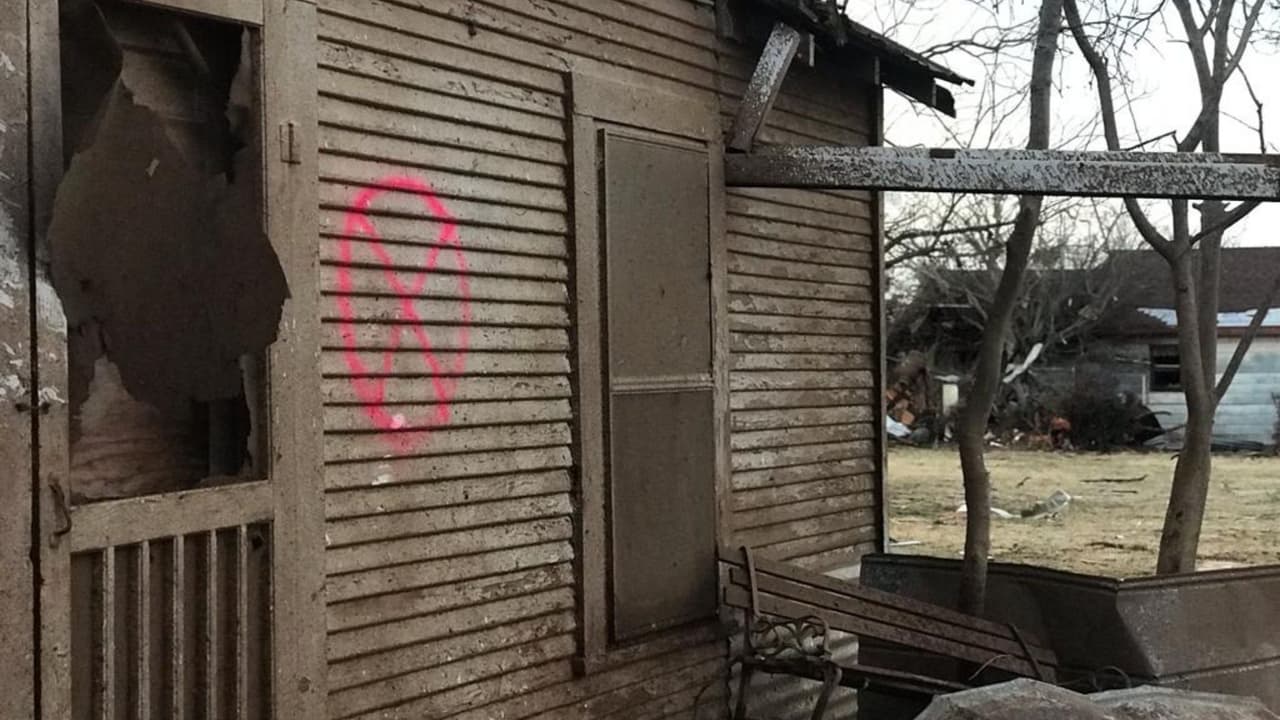 En Jacksboro, los bomberos
<b> marcan con una "X" las viviendas que han revisado </b>y que descartan que haya personas heridas o atrapadas.