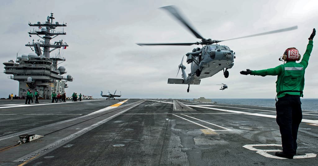 Helicóptero militar de EEUU se estrella en la cubierta de un portaaviones y todos sobreviven