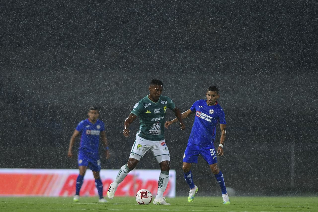 Pasados los minutos, el partido bajó de intensidad; León tenía más posesión del esférico.