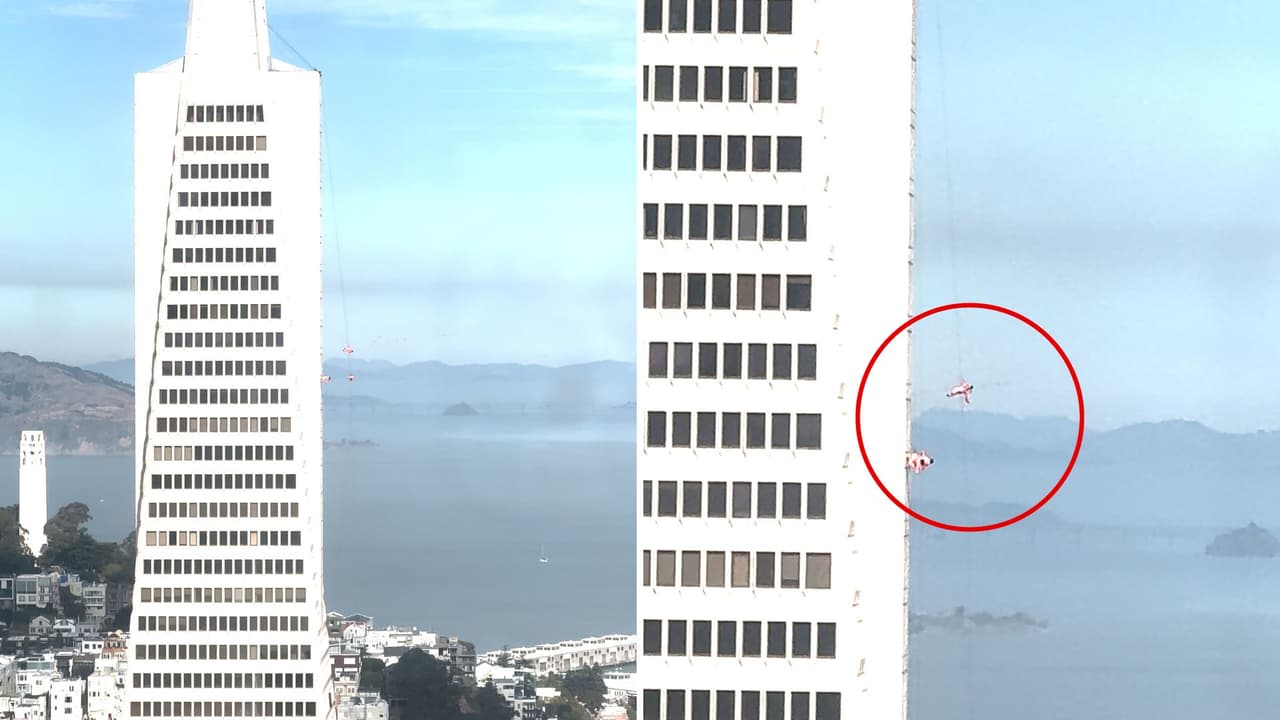 Actuación de danza vertical en la Transamerica Pyramid como parte de la cumbre de la APEC en San Francisco