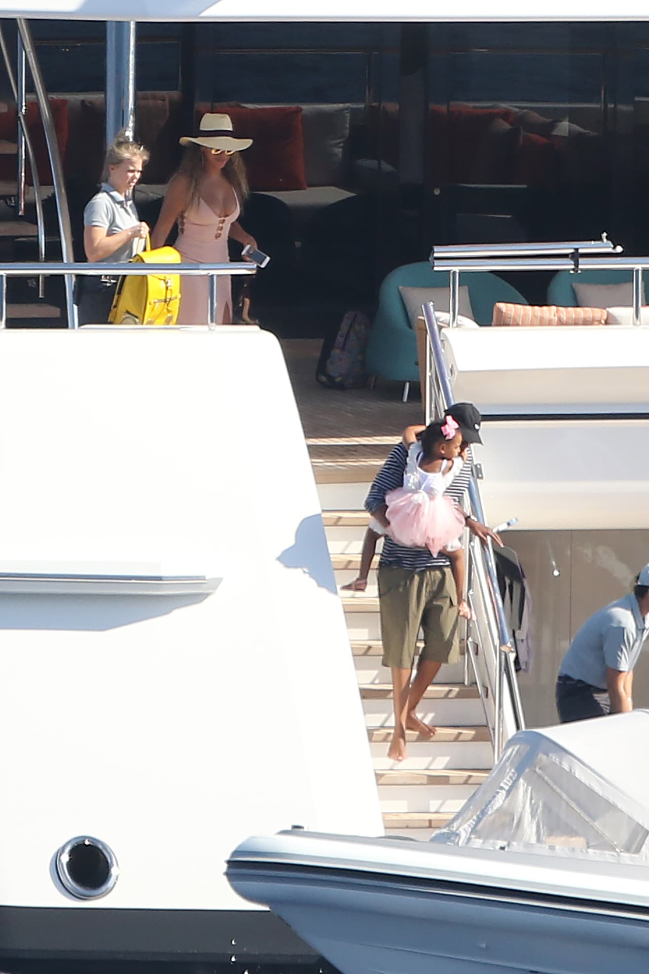 Bajando con cuidado a Blue Ivy.