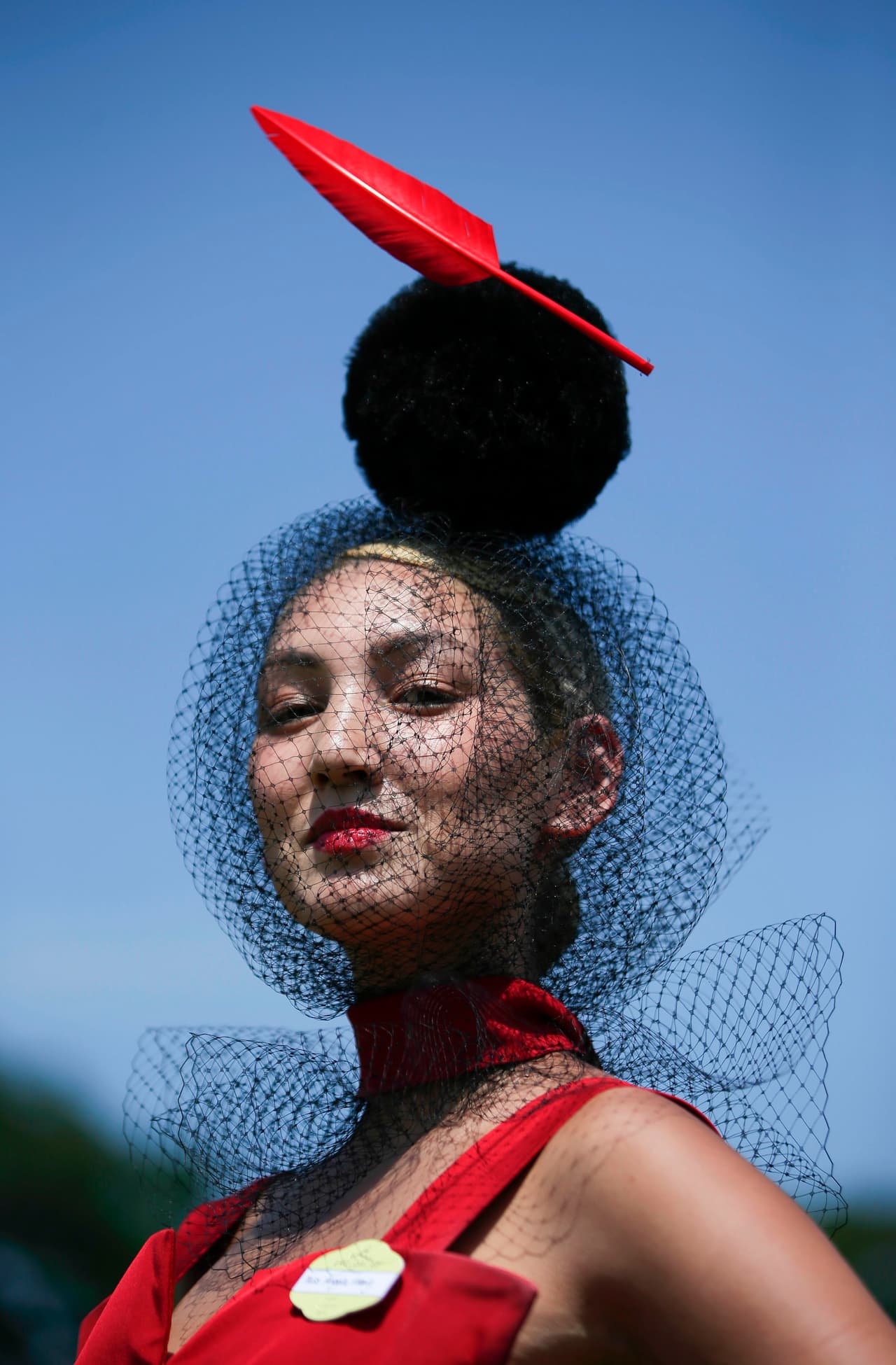 Los atuendos en el Ascot Meeting de hípica son una forma diferente de dibujar el deporte.