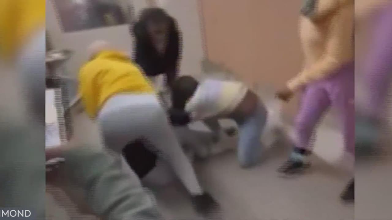 Acusan a madres de familia de golpear a alumna en el baño de una escuela y dejarla inconsciente