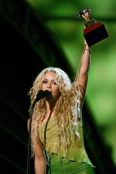 Shakira en el 2000 se llevó sus primeros dos Latin GRAMMY en las categorías Mejor Interpretación Vocal Pop Femenina y Mejor Interpretación Vocal Rock Femenina.