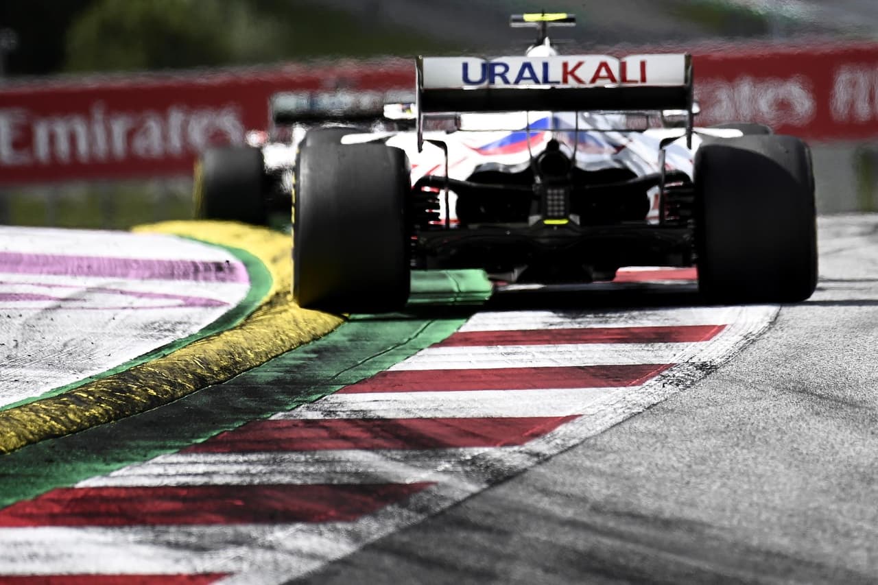 Max Verstappen se lleva el Gran Premio de Estiria en la Formula 1. El piloto neerlandés es número uno en el ranking de pilotos dejando muy atrás a Lewis Hamilton, quien quedó segundo; Bottas se queda con la tercera plaza. El mexicano Sergio Pérez no logra subir esta vez al podio, sin embargo sigue produciendo grandes resultados para Red Bull.