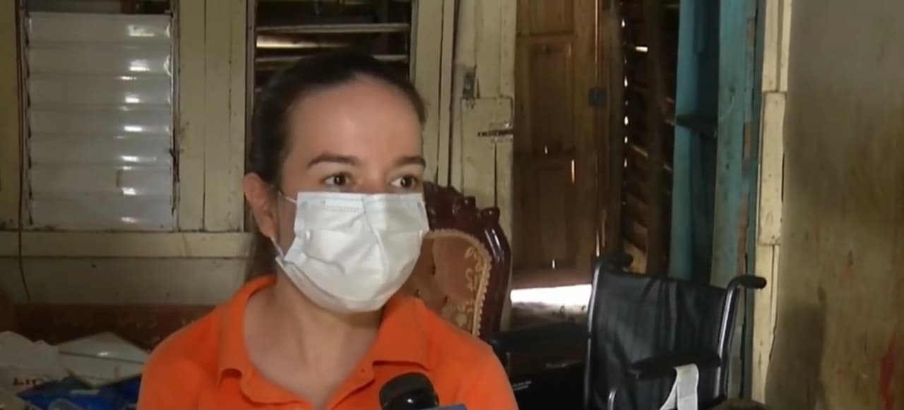 La increíble historia de amor de esta pareja ha cautivado a tal grado que muchos personas se han acercado para intentar ayudarlos a superar la desnutrición y la miseria que amenazan con separarlos.
<b> "Lloramos al ver cómo vivían y decidimos ayudar"</b>, dijo Katherine Motika de la Fundación Jompéame, una organización que decidió recaudar fondos por medio de las redes sociales para intentar llevarle un poco de alegría a este hogar.
<br>