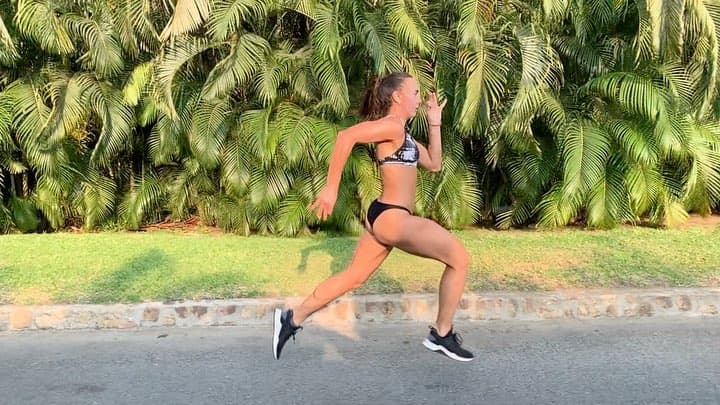 Macky comparte su devoción por el deporte en casi todas sus publicaciones. No es de extrañar que posea la anatomía de una atleta olímpica.