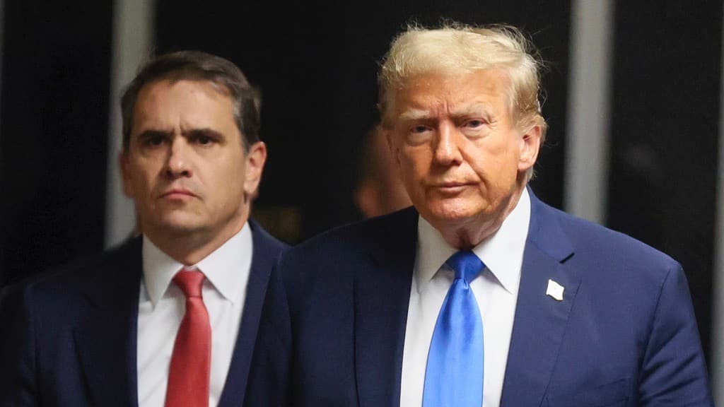 El candidato presidencial republicano y expresidente Donald Trump camina junto a su abogado Todd Blanche, en el tribunal estatal de Manhattan en Nueva York, el lunes 22 de abril de 2024.