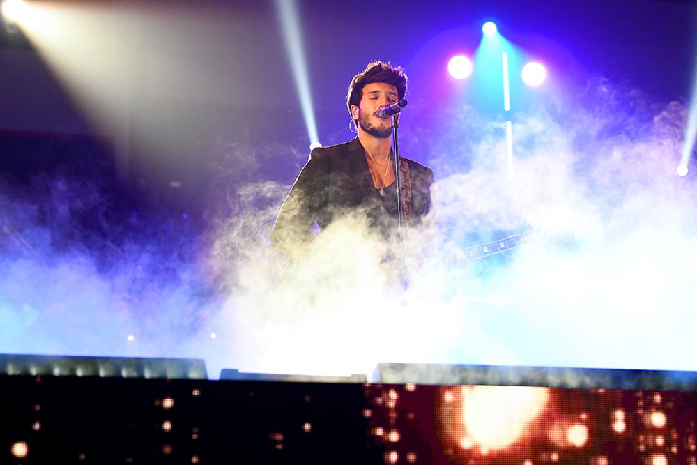 El cantante fue el primero en salir al escenario.