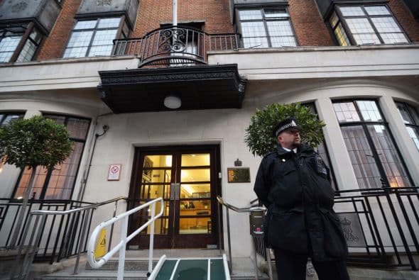 Una enfermera del hospital londinense donde estaba ingresada la esposa del príncipe Guillermo, Kate Middleton, y que fue víctima de una broma radiofónica de una emisora de Australia apareció muerta en su domicilio, confirmó el hospital.