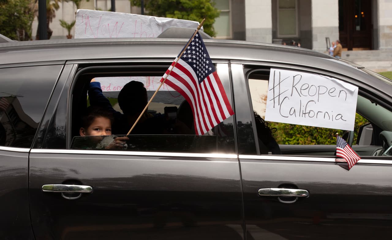 El grupo de Facebook "Reopen California" (Reabrir California) recibió un permiso para la reunión, pero pidió que los participantes manejen alrededor del Capitolio y que no salgan de sus vehículos. (AP/Rich Pedroncelli)