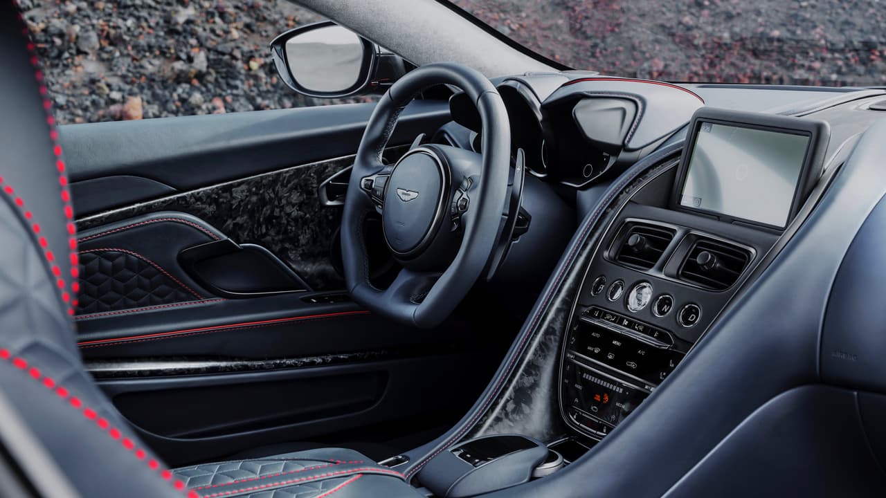 Paletas de cambios fijas (que no giran con el volante, como Dios manda) facilitan recortar la velocidad manualmente cuando se toma una curva sin tener que corregir la posición de las manos en el volante. Los botones de la transmisión 'PRND' se encuentran en la consola central, debajo de las ventilas centrales del sistema climático a los lados del botón de encendido.