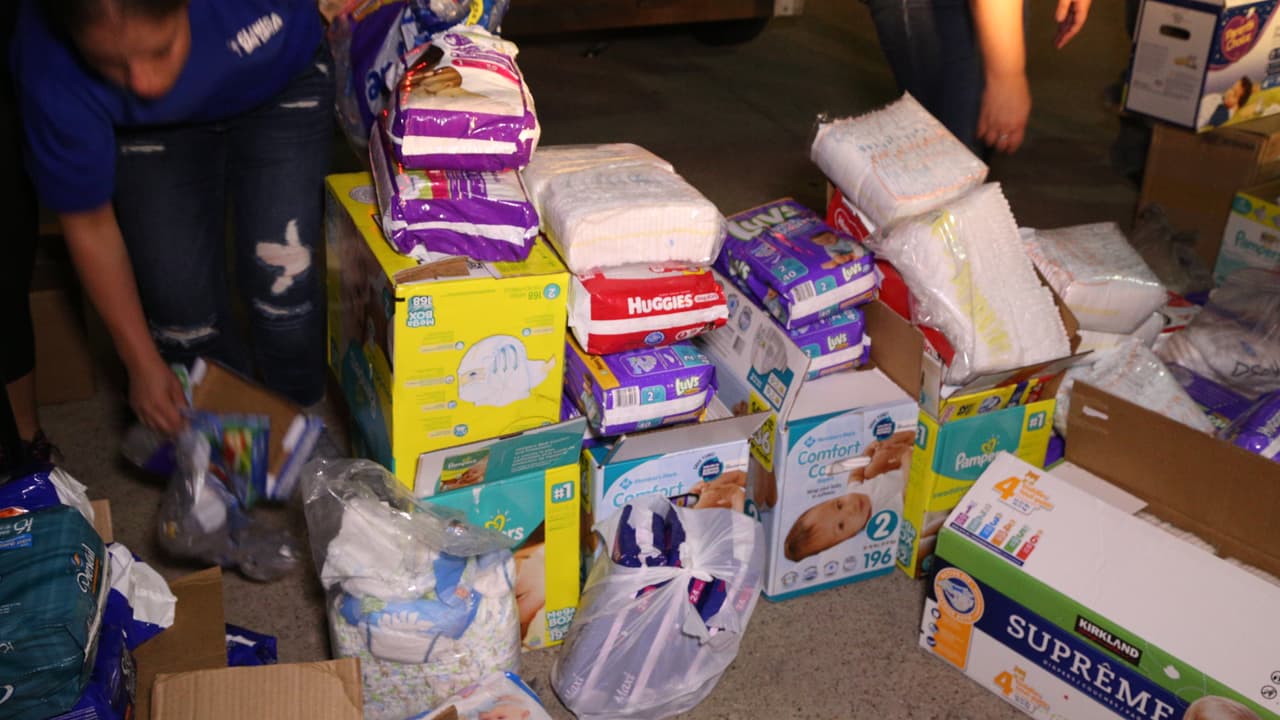 Así fue la entrega de ayudas por 'El Bueno, La Mala y El Feo' en Port Arthur, una de las localidades más afectadas por el huracán Harvey.