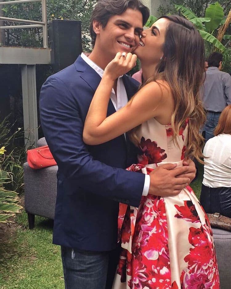 Con esta imagen la reina de belleza anunció en redes sociales su compromiso. Junto a la foto escribió: "Hoy mi @jcvalladares me dio la sorpresa más linda del mundo!!! Soy la más feliz del universo!!! Me caso con el mejor hombre, mi mejor amigo y con quien sueño formar una familia. Te amor, eres el mejor!!!".