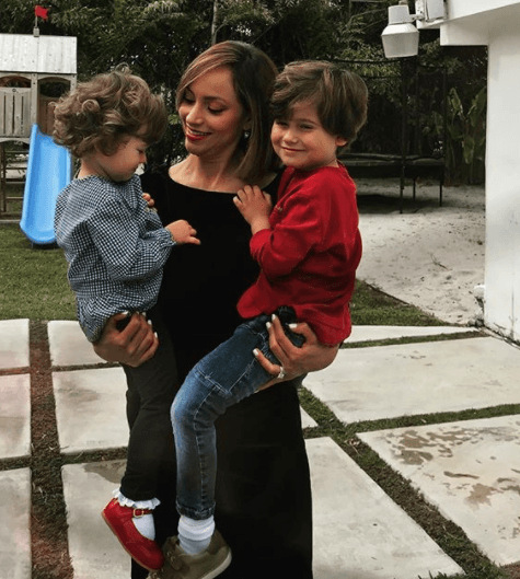 El amor de esta pareja ha rendido frutos, Satcha no puede ser más feliz y lo muestra en esta foto.