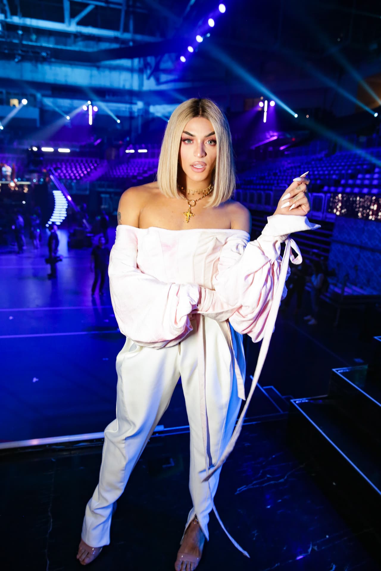 Pabllo y Lali interpretan el tema 'Caliente', cuyo video fue filmado en las playas de Río de Janeiro. Este clip musical forma parte de los nominados en la categoría Sick Dance Routine (Coreografías que me Matan)