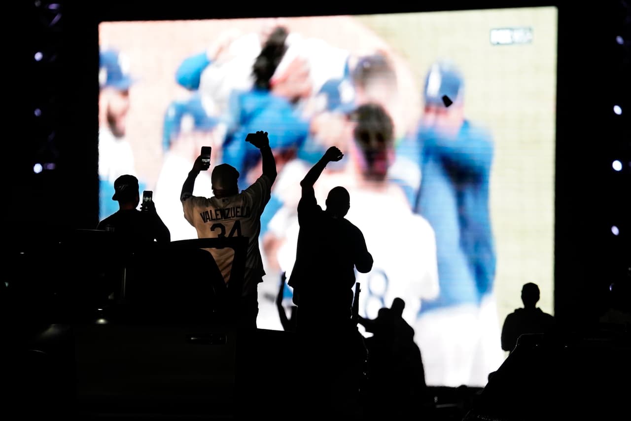 Sin embargo, la emoción de apoyar a los Dodgers en un juego tan importante para el equipo y la ciudad superaron las imposiciones de la pandemia.