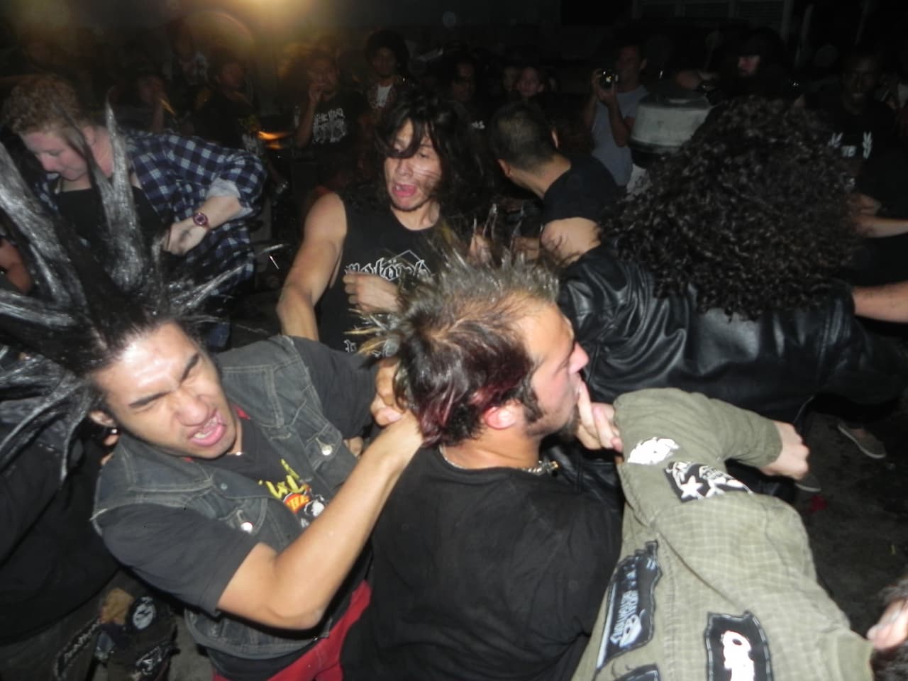 Conciertos en patios, lotes baldíos y negocios mantienen vivo el género del punk en Los Ángeles.
