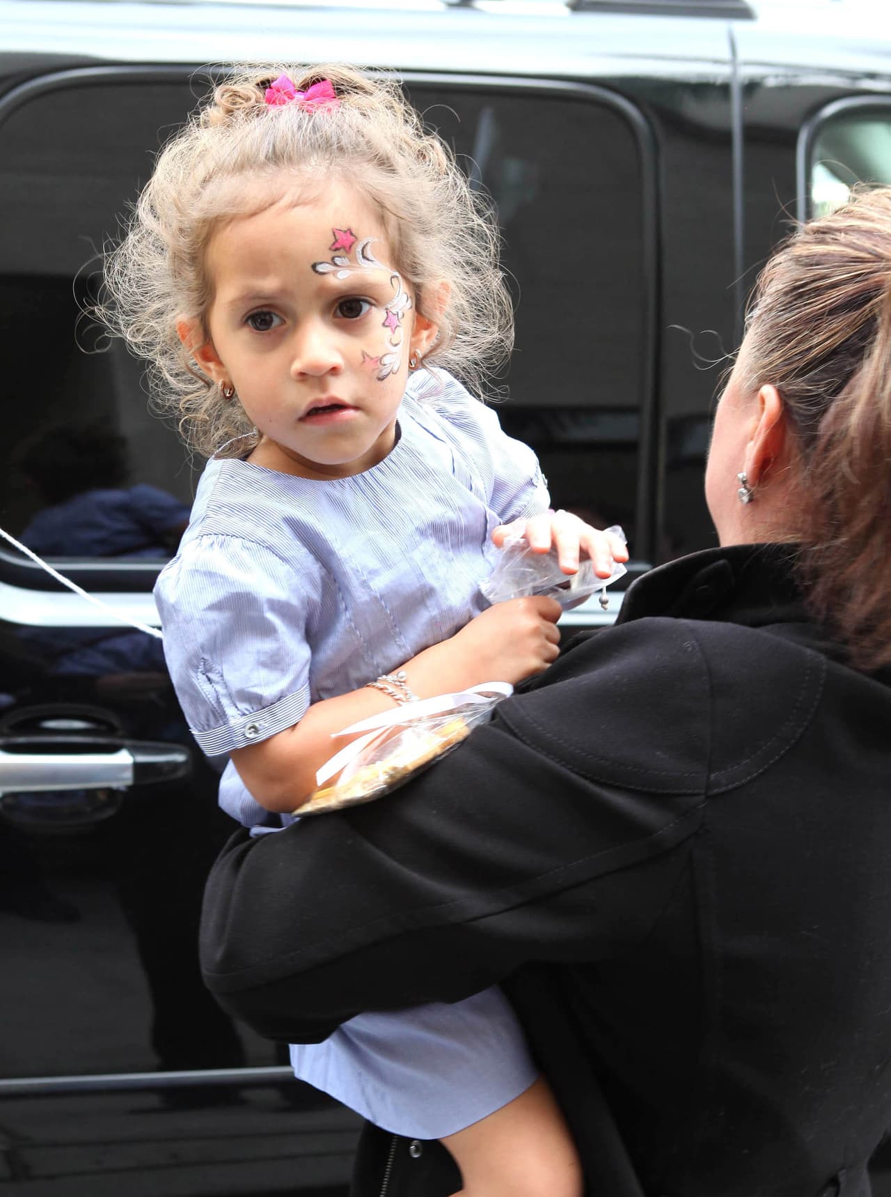 Su procedencia ha sido punto clave para atraer la mirada de los medios, principalmente, de los paparazzi.