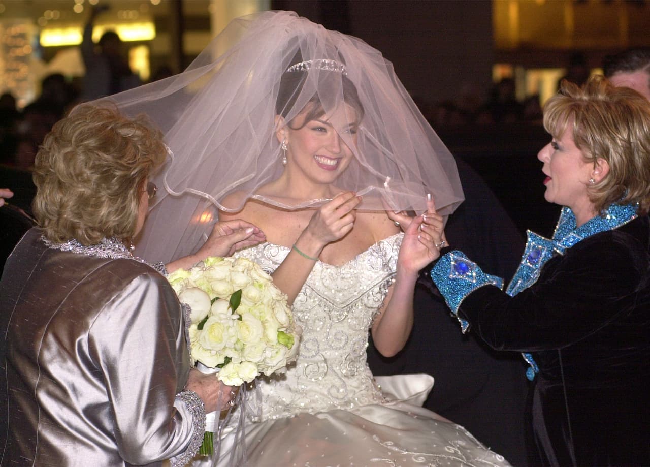 Aquel día de la boda, mientras el mexicano vistió a la actriz, Tommy Mottola optó por un diseño de Armani. 
<br>