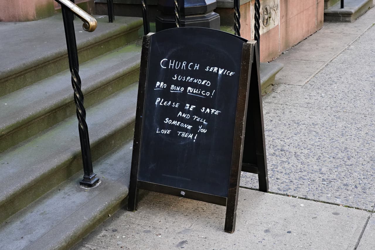 Un letrero dice, "SERVICIO DE IGLESIA SUSPENDIDO" durante la pandemia de coronavirus el 19 de abril de 2020 en la ciudad de Nueva York. Muchas iglesias y lugares de adoración están celebrando ahora sus servicios en línea.