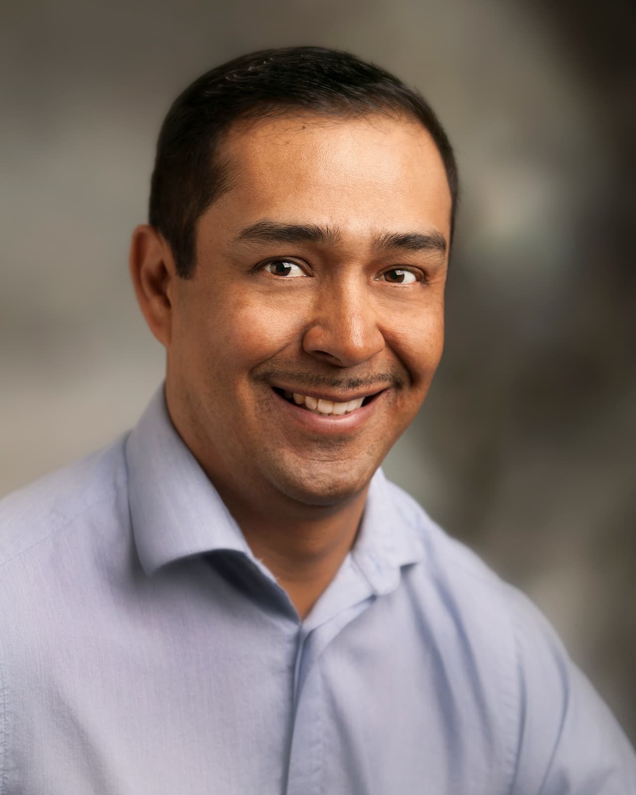 Efrén Barrera ha trabajado por 16 años como custodio escolar.