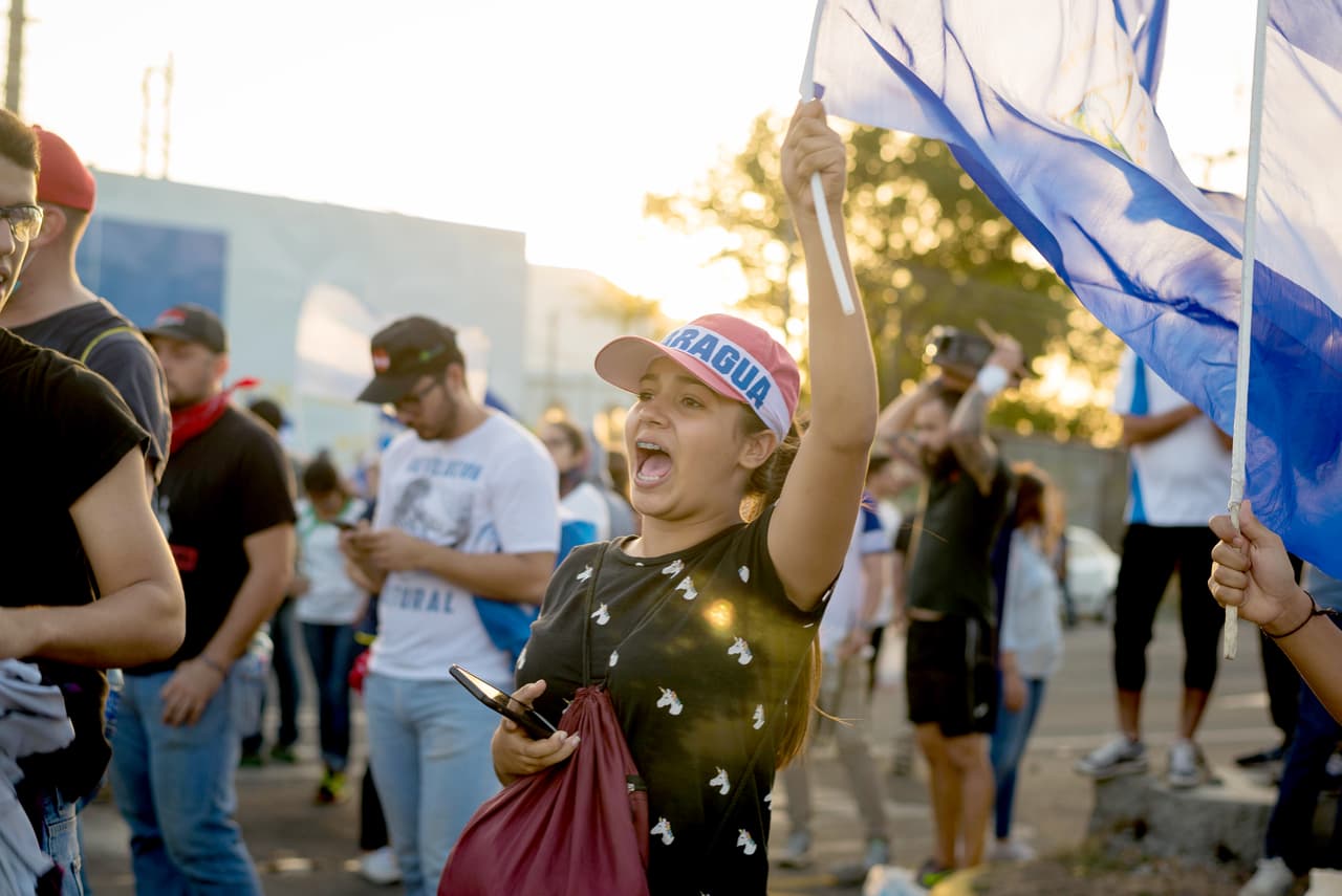 “Estoy protestando porque es indignante la represión que están haciendo contra nuestro país”, le dijo a Univision Noticias el sábado 21 Ximena Robleto, una estudiante de medicina. “Nosotros no somos vándalos, no somos delincuentes. Estamos protestando”, respondió la joven ante las sugerencias de Daniel Ortega que atribuyó las muertes a las pandillas.