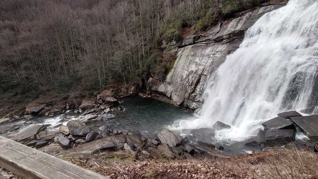 <b>INVIERNO:</b>
<br>
<br>Uno de los destinos que no querrás dejar de visitar en invierno es 
<b><a href="https://www.univision.com/local/north-carolina-wuvc/rainbow-falls-cascadas-carolina-del-norte-fotos">Rainbow Falls</a></b>.